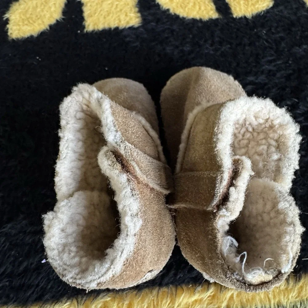Size 4/5 - UGG Jesse Bow II Infant Booties Chestnut Suede Sheepskin 1018136I